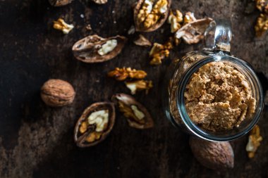 Yulaf, badem ve fındık ile lezzetli ev yapımı kahvaltı. C