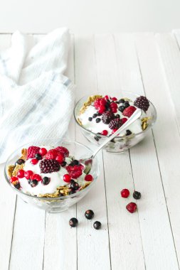 Granola yaban mersini, böğürtlen, çilek ve yoğurt ile