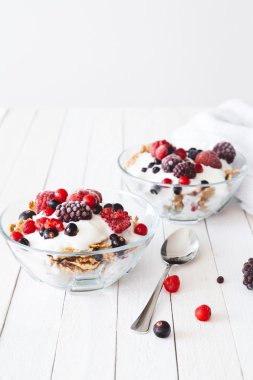 Granola yaban mersini, böğürtlen, çilek ve yoğurt ile