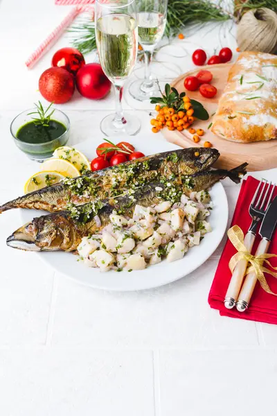 Pescado de caballa entero asado relleno de verduras y almendras — Foto de Stock