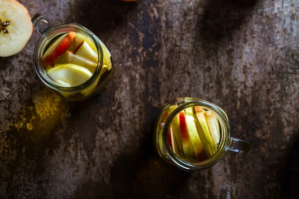 Um jarro refrescante de cidra de maçã na mesa de madeira — Fotografia de Stock