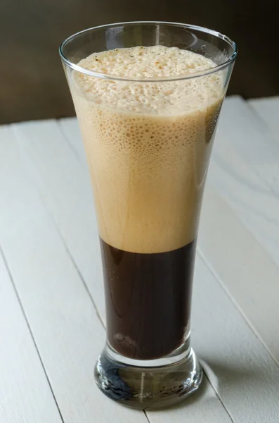 Üveg Latte Macchiato, a világos fából készült deszka — Stock Fotó