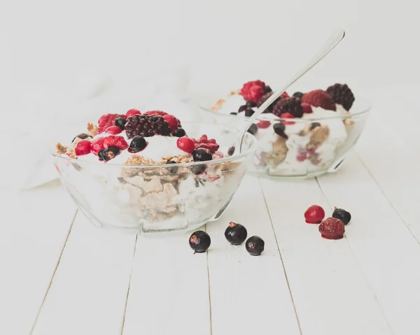 Muesli z jogurtem, truskawki, jeżyny i jagody. — Zdjęcie stockowe