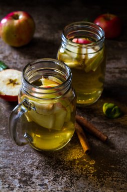 Elma ahşap masa üzerinde serinletici bir sürahi