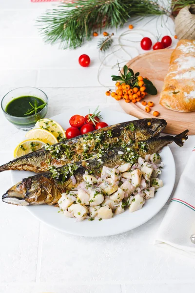 Pescado de caballa entero asado relleno de verduras y almendras — Foto de Stock