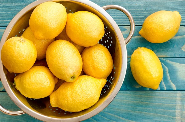 Свежие спелые лимоны — стоковое фото