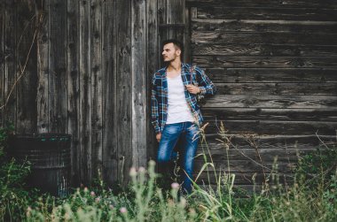 adam eski ahır ayakta