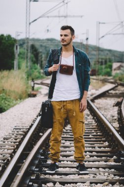adam kamera ve çanta
