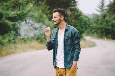 adam beyaz t-shirt yasaktır