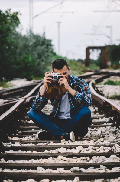 Mannen med kameran och fotografera väska — Stockfoto