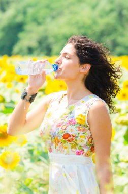 Ayçiçeği alan içme suyu güzel kız
