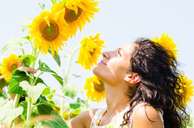 Ayçiçeği alan güzel kadın