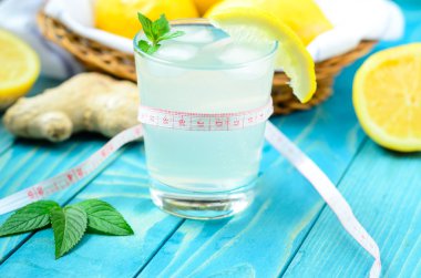 Buz, limon, gignger ve cantimeter o ile limonata bardak soğuk