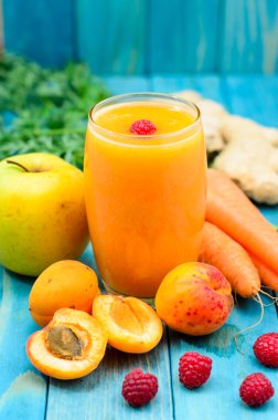 Bardak kayısı ve havuç suyu üzerinde renkli turkuaz mavi pa