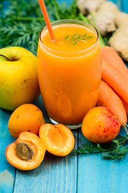 Bardak kayısı ve havuç suyu üzerinde renkli turkuaz mavi pa