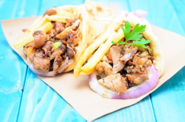 Traditiona Yunan pide döner eti, patates kızartması, domates, o ile