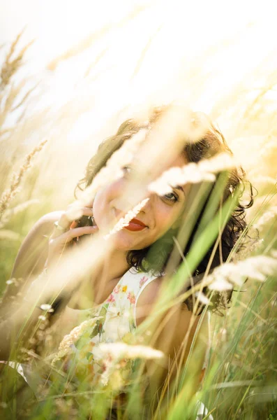 Mulher bonita com vestido floral no campo de trigo. Instag vintage — Fotografia de Stock