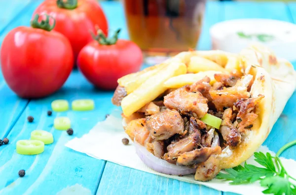 肉、フライド ポテト、当麻と伝統的なギリシャのジャイロのプレート — ストック写真