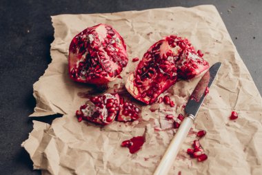 Bir ahşap çiftlik masada oturan huysuz, dramatik nar