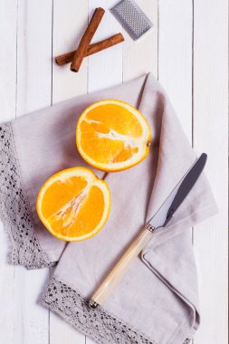 Ahşap masa üzerinde tarçın ile yarım Mandarin narenciye. 