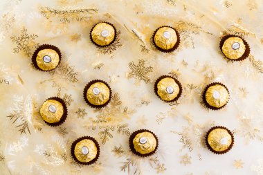 Belgrade, Sırbistan - 25 Kasım 2015: Ferrero Rocher Noel masa dekorasyon