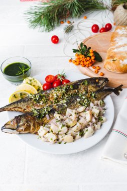 Sebze ve badem ile kavrulmuş bütün uskumru balığı dolması 