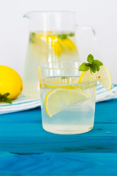 Garrafa de bebida fresca com sabor a limão e hortelã, suco — Fotografia de Stock