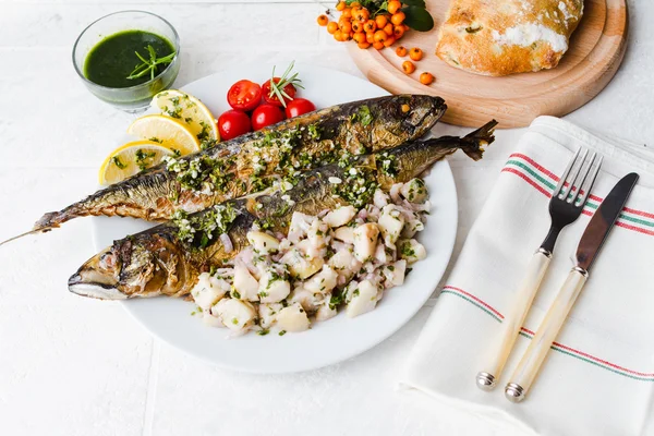 Peixes de sarda inteiros torrados recheados com legumes e amêndoas — Fotografia de Stock