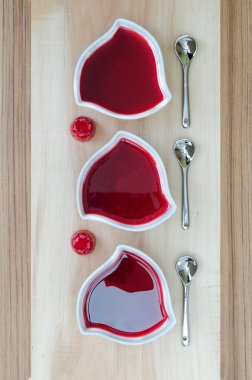 Kırmızı jöle puding