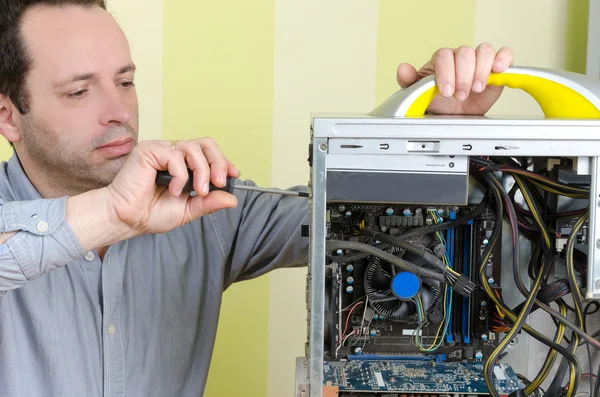 Ofiste kırık bilgisayar reparing bilgisayar mühendisi. Isolat