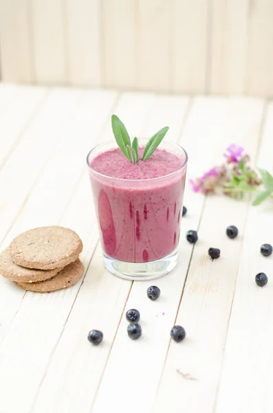 Cranberry and black currant smoothie in glass with cookies and m — Stok fotoğraf