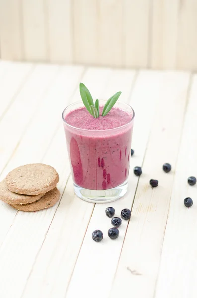 Batido de arándano y grosella negra en vidrio con galletas y m — Foto de Stock