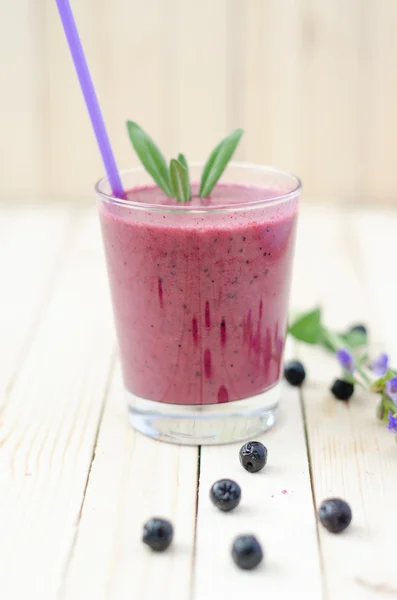 Cranberry and black currant smoothie in glass with cookies and m — Stok fotoğraf
