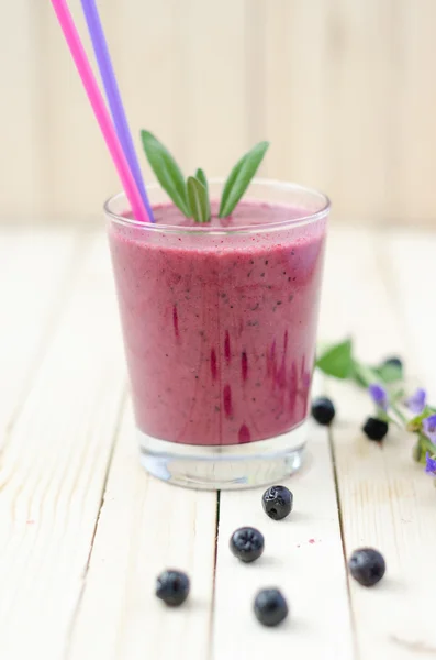 Cranberry and black currant smoothie in glass with cookies and m — Stock Photo, Image