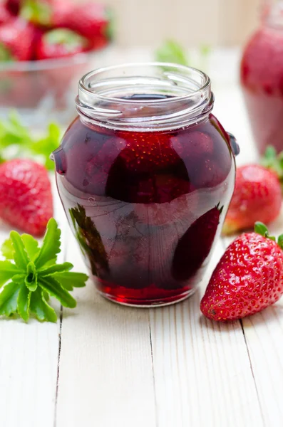 Erdbeermarmelade im Glas und frische Erdbeeren — Stockfoto