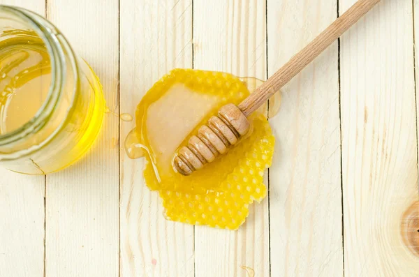 Mergulhador de mel em mel com favo de mel — Fotografia de Stock