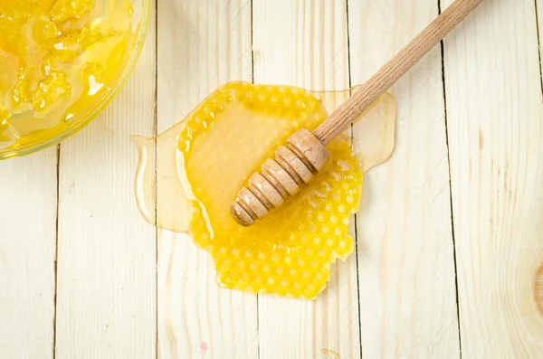 Mel mergulhador em mel com favo de mel e jarra — Fotografia de Stock