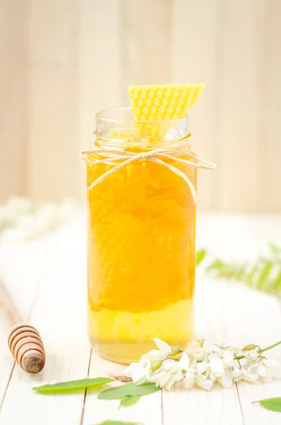 Locust Honey in jar with locust blossoms — Stock fotografie