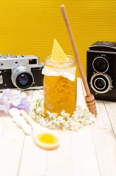 Tarro retro de miel de langosta con flores de langosta — Foto de Stock
