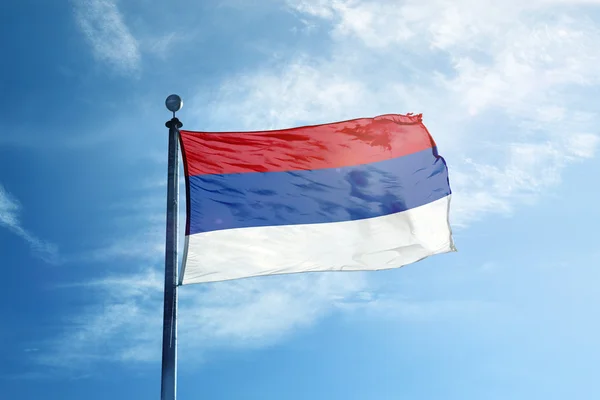 Serbiens flag på masten. Det tidligere Jugoslavien - Stock-foto