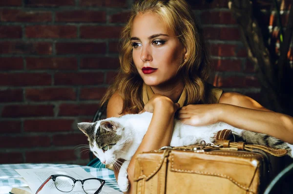 Mujer holding gato. — Foto de Stock