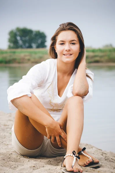 年轻女人放松在湖 — 图库照片