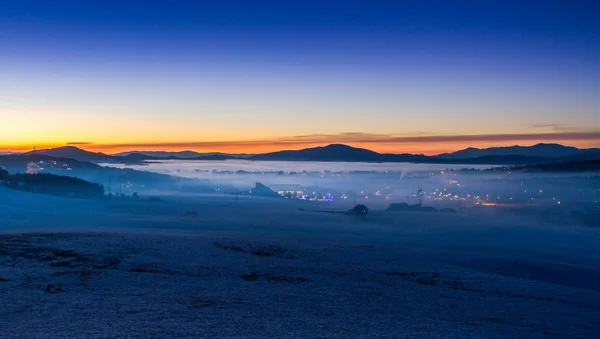 Гарні зимовий пейзаж з захід сонця над Златибор, Сполучені Штати Америки — стокове фото