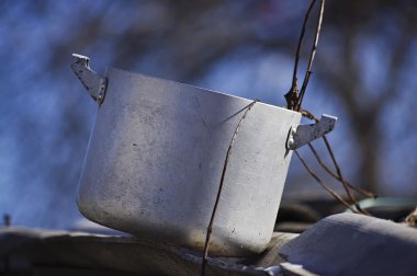 Paslanmaz çelik tencere ve tavalar beyaz zemin üzerine izole