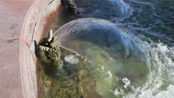 Salpicaduras de agua en la fuente de la ciudad — Vídeos de Stock