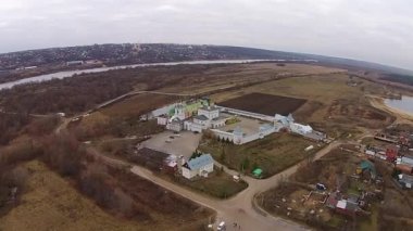 Bir nehir ve göl manastırda üzerinden uçtu