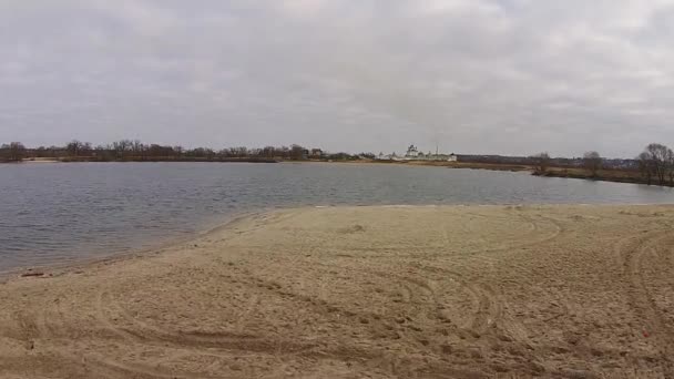 Survoler le lac, vue sur le monastère 
