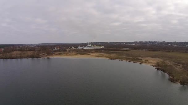 Survolez le lac avec vue sur le monastère 