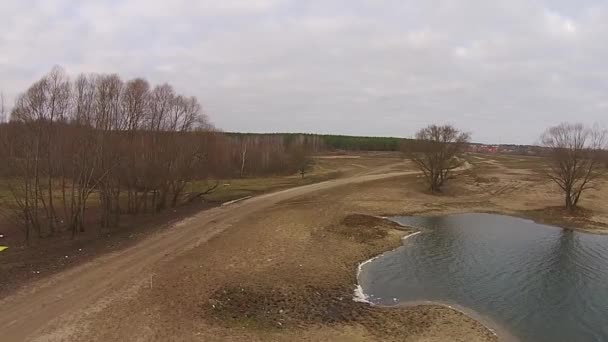 Vliegen langs de oever van het meer op lage hoogte — Stockvideo