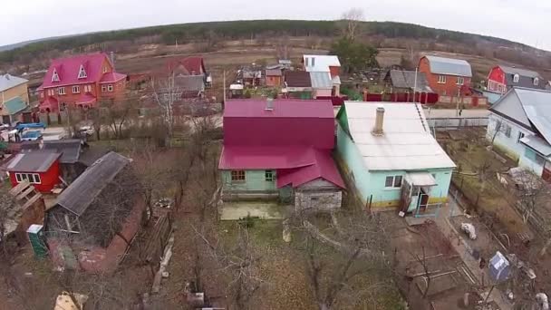 Volar sobre casas de campo, pueblo ruso — Vídeos de Stock